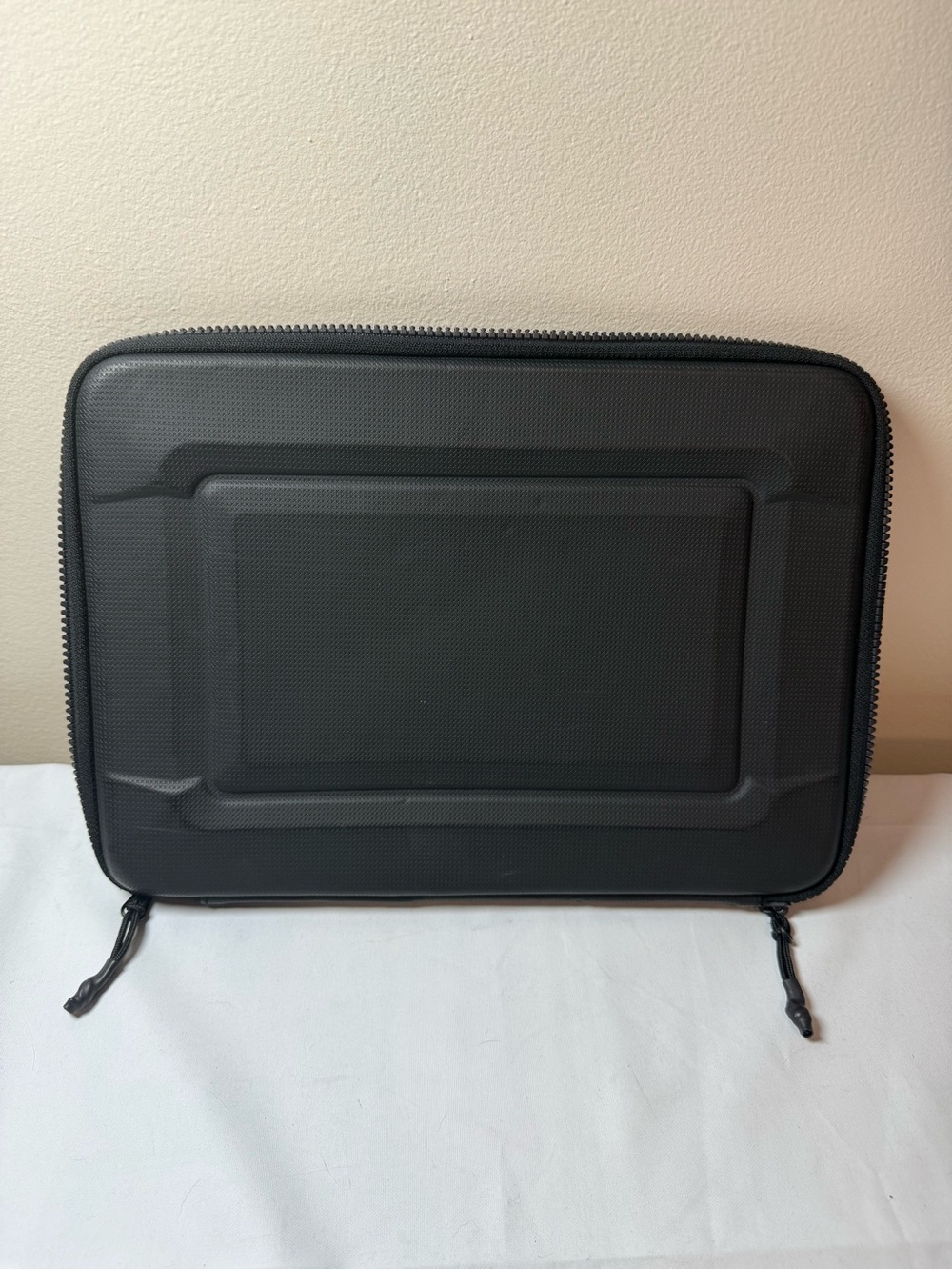 Thule Gauntlet Hardshell Computer Sleeve with Zip - Picture 4 of 4
